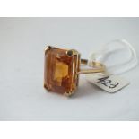 A large rectangular quartz ring in 9ct - size U - 9.9gms