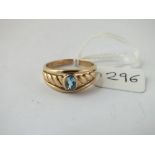A hallmarked ribbed design, single stone blue topaz ring in 9ct - size Q - 3.4gms
