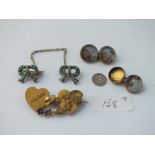 A bag of assorted jewellery incl. Mizpah brooch, turquoise brooch etc.