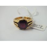 A GENTS GARNET RING IN 18CT GOLD - size R - 14.4gms