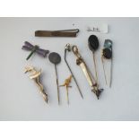 A bag of assorted stick pins, brooches etc.