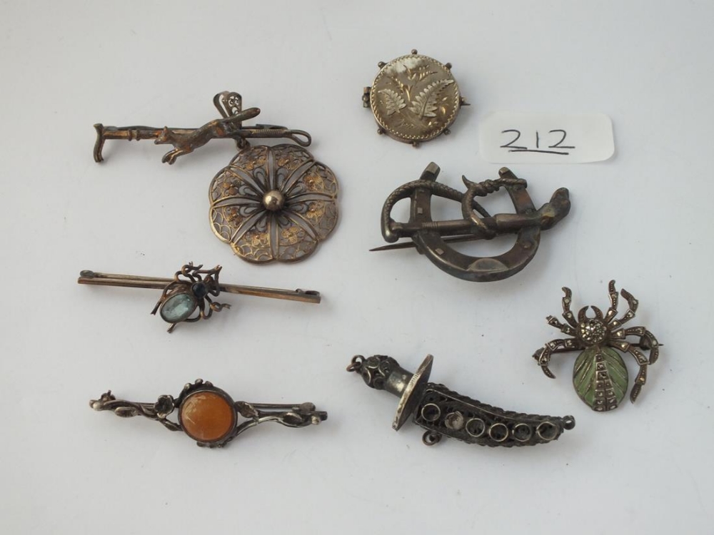 A bag of assorted silver & other brooches etc.