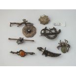 A bag of assorted silver & other brooches etc.