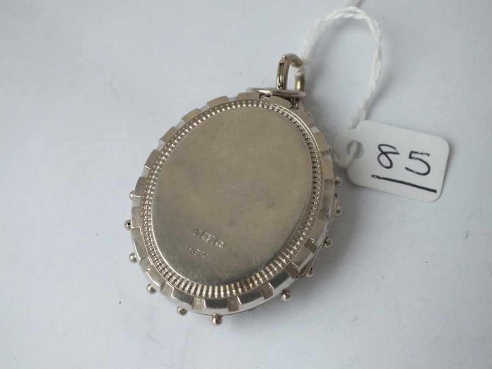 A large antique decorative silver hallmarked locket - Image 2 of 3