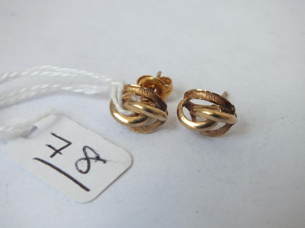 A pair of knot earrings in 9ct