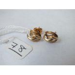 A pair of knot earrings in 9ct