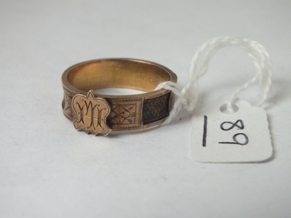 A Victorian fancy hair mourning ring in 9ct - size U - 3.5gms