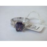 A white gold purple stone ring set in 10ct - size P - 4.6gms