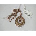 A garnet pendant & chain in 9ct - 4.9gms