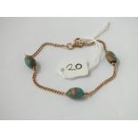 A turquoise bead bracelet in 15ct gold - 6.8gms
