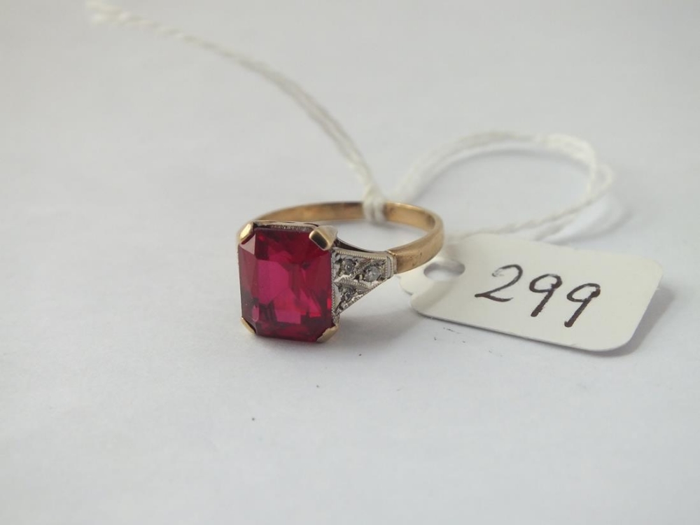 A attractive red stone dress ring in 9ct - size O - 3.2gms - Image 2 of 2