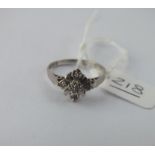 A good diamond 5 stone cluster ring in 18ct white gold - size 0 - 3gms