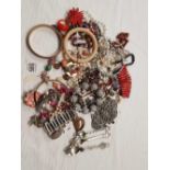 BAG OF COSTUME JEWELLERY INCL: BROOCHES, NECKLACES & BRACELETS