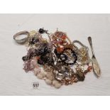 BAG OF MIXED COSTUME JEWELLERY INCL: PEARL NECKLACES & WHITE METAL BRACELETS