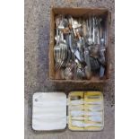 SMALL CARTON OF STAINLESS STEEL CUTLERY & A CASED SET OF CAKE KNIVES