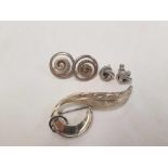 A 1980's SILVER LEAF BROOCH & 2 PAIRS OF EARRINGS