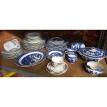 SHELF WITH MIXTURE OF OLD WILLOW BLUE & WHITE PLATES & BOWLS BY JARDIN