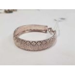 A SILVER FLEXIBLE BRACELET