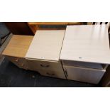 1 MODERN 2 DRAWER FILING CABINET IN WOOD, A 3 DRAWER BEDSIDE CABINET & 1 OTHER WITH SHELF