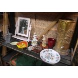 SHELF WITH BRASS EMBOSSED UMBRELLA STAND, FIGURINES, GLASSWARE, AN ORANGE & YELLOW DECORATIVE