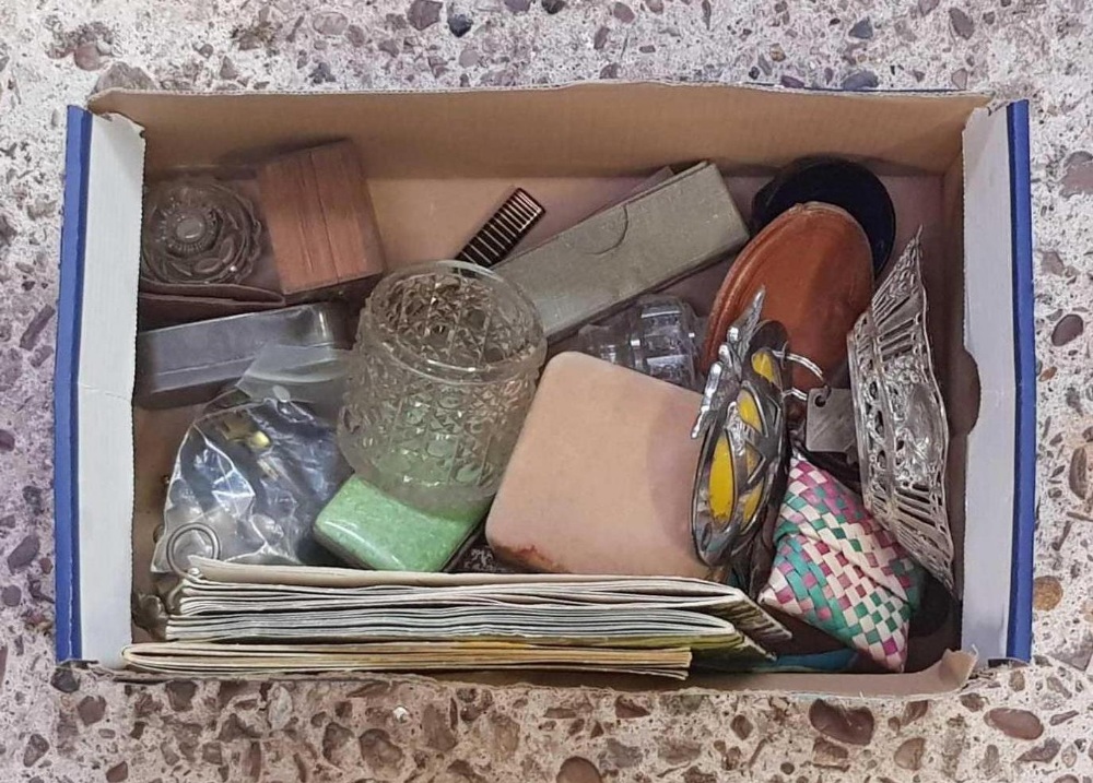 CARTON CONTAINING AA BADGE, T-CARDS & OTHER BRIC-A-BRAC