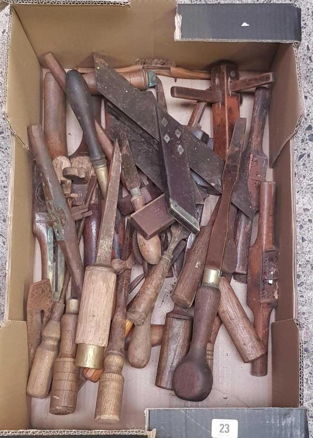 CARTON OF VINTAGE HAND TOOLS INCL: CHISELS, SPOKE SHAVES, SCREWDRIVERS