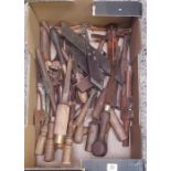 CARTON OF VINTAGE HAND TOOLS INCL: CHISELS, SPOKE SHAVES, SCREWDRIVERS