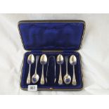 A boxed set of six large tea spoons and a pair of tongs. Sheffield 1928 140gms.