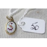 A mounted porcelain 'S' pendant in 18ct gold