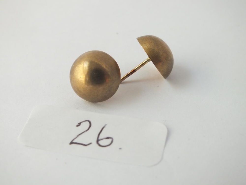 A pair of domed earrings in 9 ct - 2.3gms.