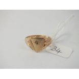 A gents shield signet ring in 9 ct - Size W - 4.7gms.