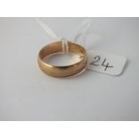 A plain wedding band in 9 ct - Size U - 4.1gms.