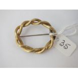 A ROPE TWIST PATTERN OVAL BROOCH in 18 ct gold - 5.6gms