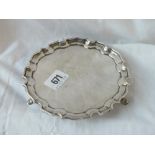 A circular waiter pie crust border on three pad feet, 6" dia. London 1945 160gms.