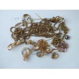 A bag of assorted yellow metal & gilt jewellery items