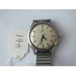 A GENTS STAINLESS STEEL OMEGA AUTOMATIC WRIST WATCH WITH SECONDS SWEEP
