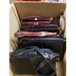 A CARTON CONTAINING 5 VARIOUS LADIES HANDBAGS IN LEATHER AND PLASTIC