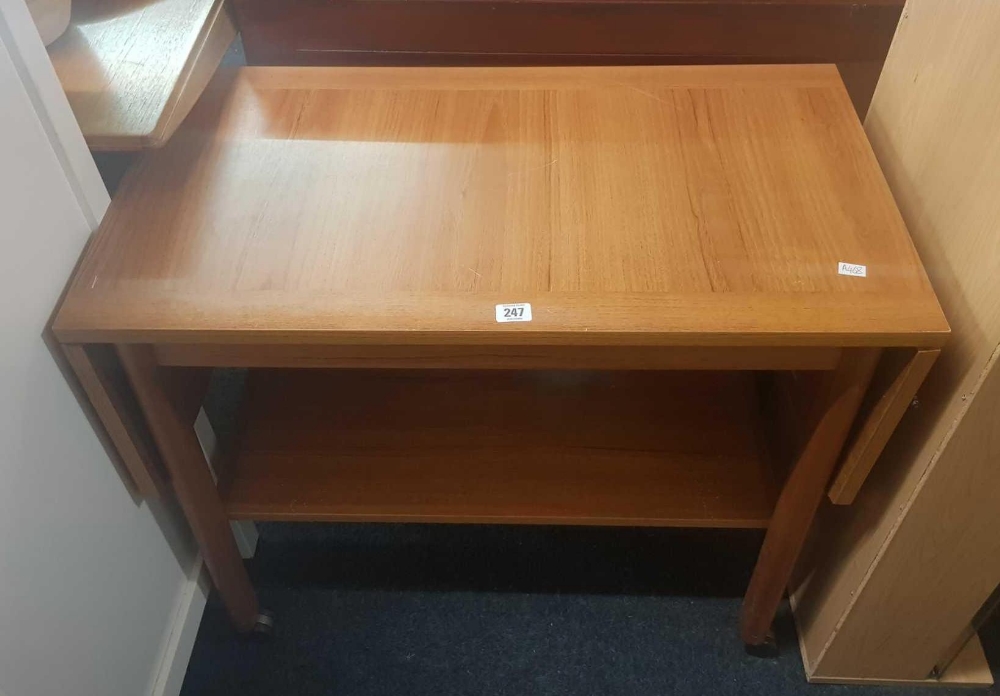 TABLE WITH A SHELF UNDER