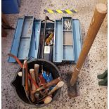 BUCKET OF MISCELLANEOUS TOOLS, A BLUE METAL TOOLBOX WITH CONTENTS, A BOW SAW AND LARGE SLEDGEHAMMER