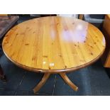 PINE CIRCULAR TABLE ON A SINGLE PEDESTAL BASE WITH 4 LEGS