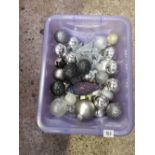 CARTON OF MISCELLANEOUS CHRISTMAS DECORATIONS