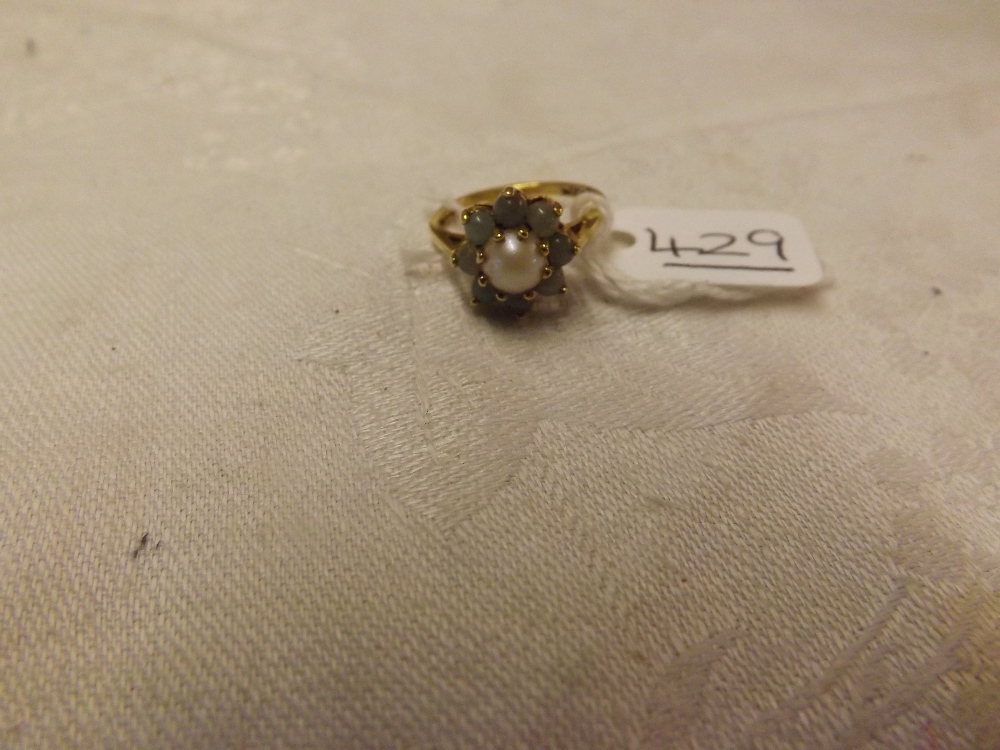 A pearl & green stone ring in 9ct - size J - 2.7gms - Image 2 of 2