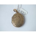 AN OVAL LOCKET IN 15CT GOLD - 11.1gms