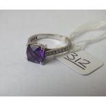 An amethyst ring with diamond shoulders in 18ct gold - size P - 4gms