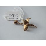 A charm in the form of a stork with baby in 9ct - 2.6gms
