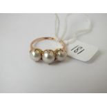A 3 stone pearl ring in 9ct - size N - 3.2gms