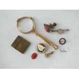 A bag of assorted jewellery items including lorgnettes, 2 gilt seals, badge etc.