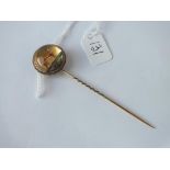 A ANTIQUE VICTORIAN ESSEX REVERSE INTAGLIO STICK PIN OF A GREYHOUND SET IN 15CT GOLD