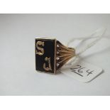 A gents onyx signet ring with initials S J in 9ct - size V - 5.6gms