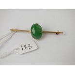 An oval stone jade brooch in 18ct gold - 6gms